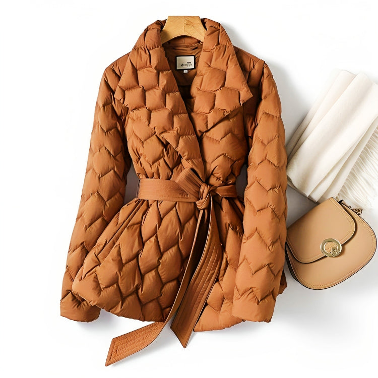 Braune Daunenjacke mit Gürtel, gesteppte Optik, Damenmode, Herbst-Winter, elegant, warm.