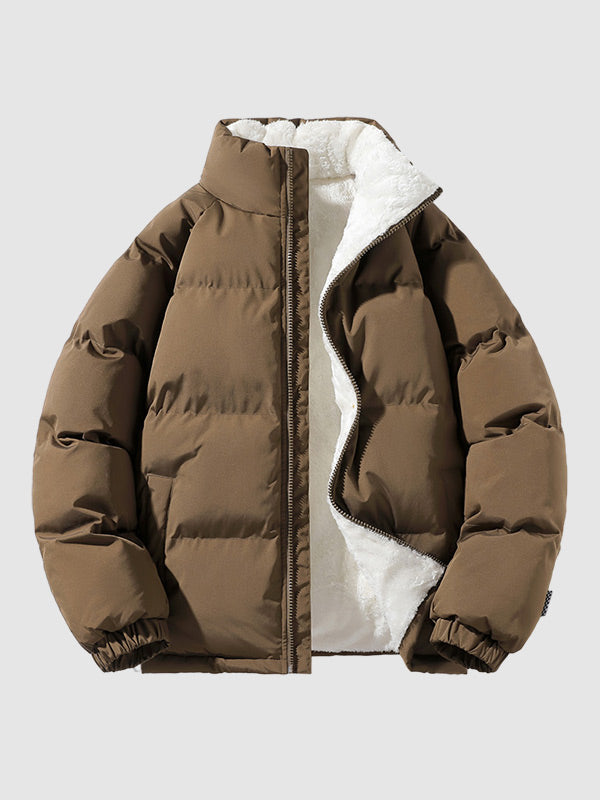 Braune Daunenjacke mit weißem Futter, Wintermode, warm, stilvoll, Herrenbekleidung.
