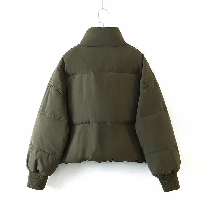 Olivgrüne Damen-Daunenjacke, warm, gesteppt, Wintermode, mit Stehkragen und Bündchen.