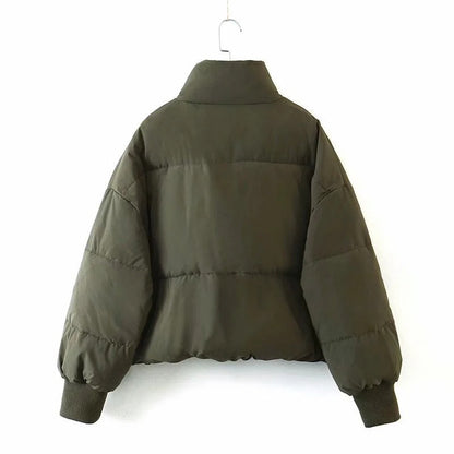 Olivgrüne Damen-Daunenjacke, warm, gesteppt, Wintermode, mit Stehkragen und Bündchen.