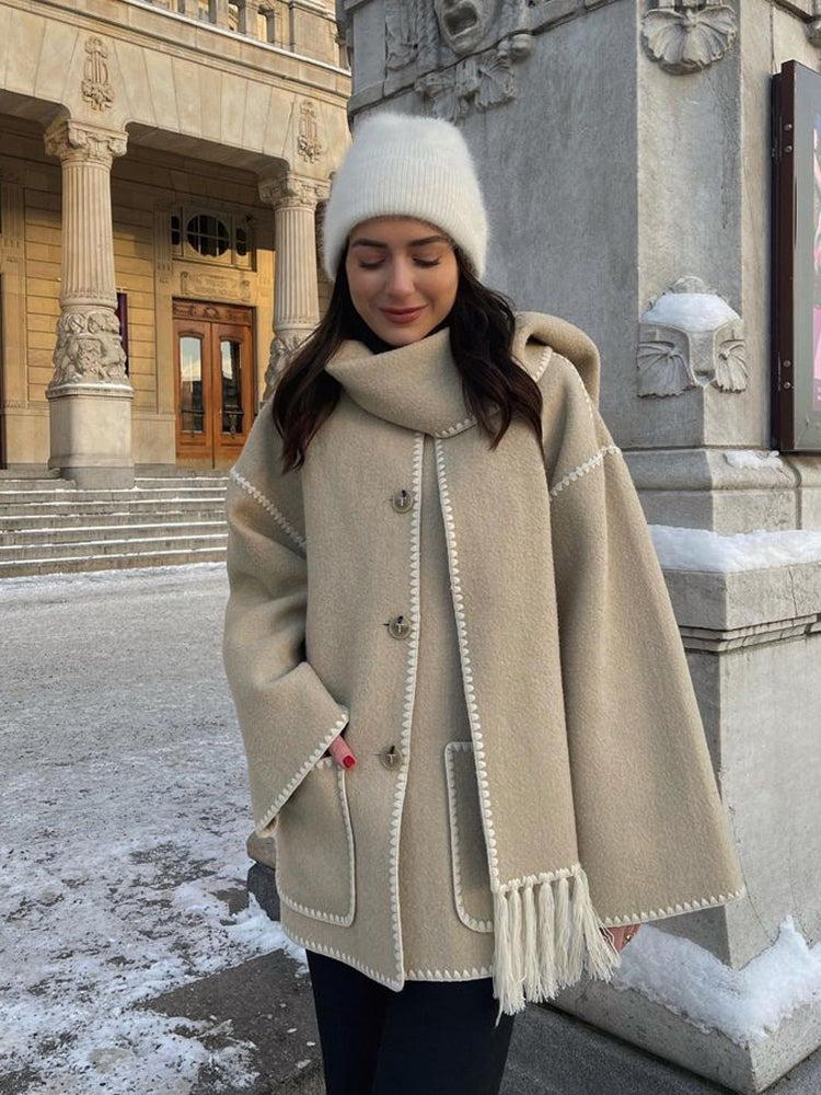 Dame in beiger Wolljacke mit Schal und Mütze, Wintermode, elegante Damenbekleidung.