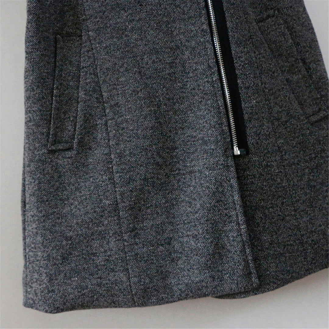 Grauer Damen-Wintermantel mit Reißverschluss, elegantes Design, warmes Material.
