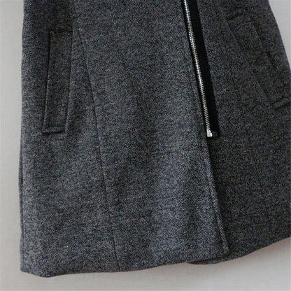 Grauer Damen-Wintermantel mit Reißverschluss, elegantes Design, warmes Material.