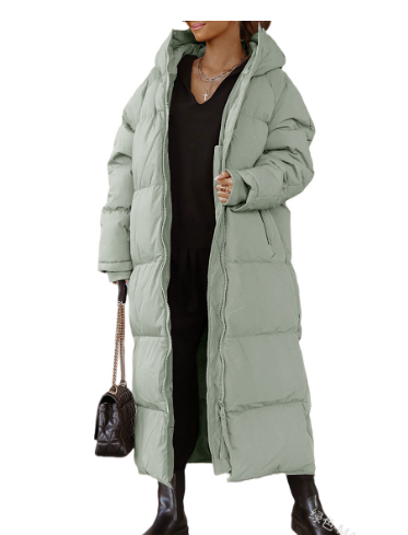 Frau in langem, grünem Daunenmantel mit Kapuze, schwarze Stiefel, Handtasche, Wintermode.