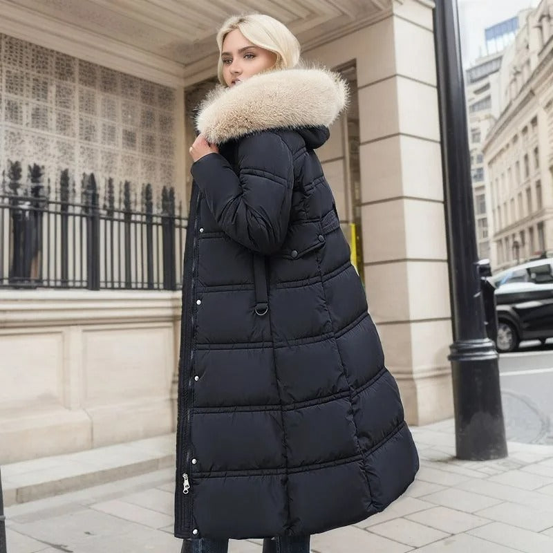 Frau in schwarzem Daunenmantel mit Fellkapuze, Wintermode, elegant, städtische Kulisse.