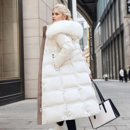 Frau in weißem Daunenmantel mit Fellkapuze, eleganter Winterlook, Stadtstraße.