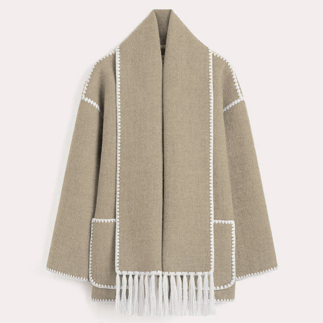 Eleganter Damenmantel mit Schal, beige, lange Ärmel, Taschen, Knöpfe, Wintermode.