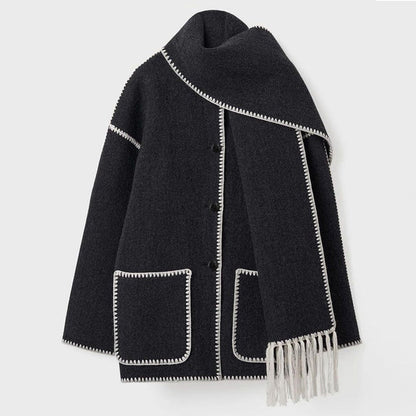 Schwarzer Damenmantel mit Schal, weiße Ziernaht, lange Ärmel, Taschen, Wintermode.
