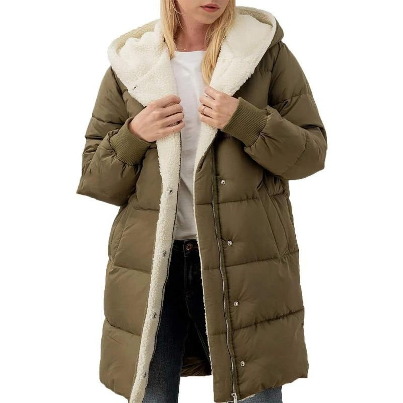 Frau in olivgrünem Daunenmantel mit Kapuze, Winterjacke, warm, modisch, Damenbekleidung.