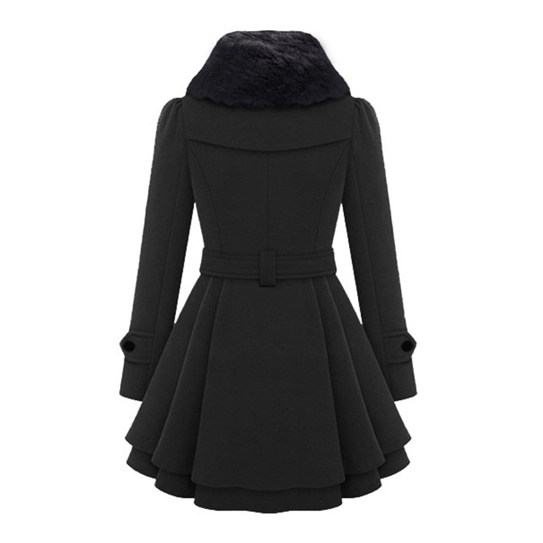 Schwarzer Damen-Wintermantel mit Gürtel und Kunstpelzkragen, elegantes Design.