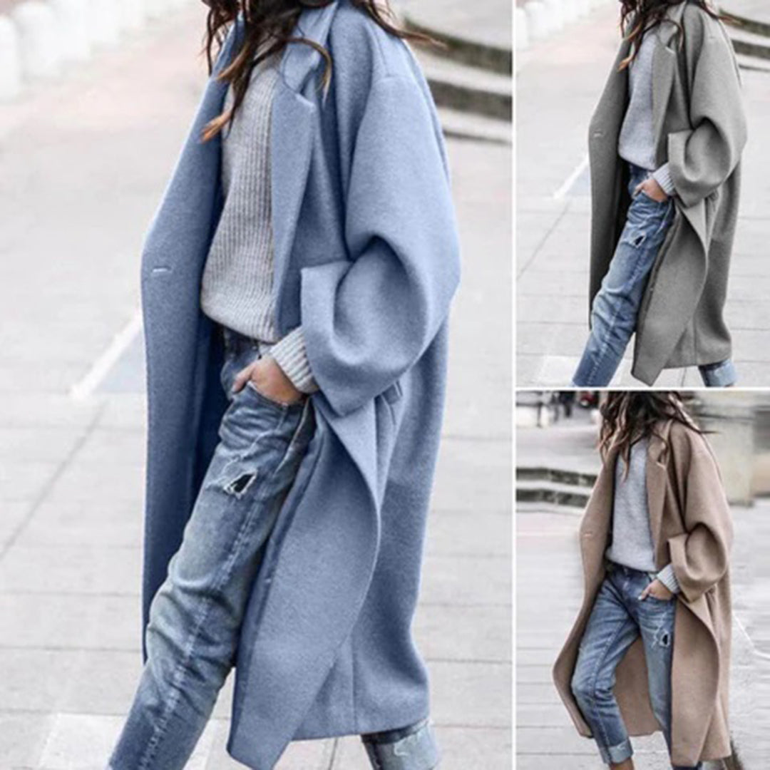 Frau in langem Wollmantel, blau, grau, beige, modisch, Herbstmode, lässig, Straßenstil.