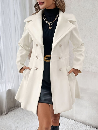 Eleganter weißer Damenmantel mit Knöpfen, schwarzem Rollkragenpullover und Lederrock.