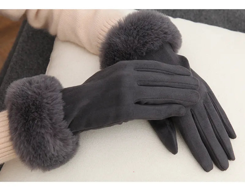 Damenhandschuhe aus grauem Wildleder mit Kunstpelzbesatz, elegant und warm für den Winter.