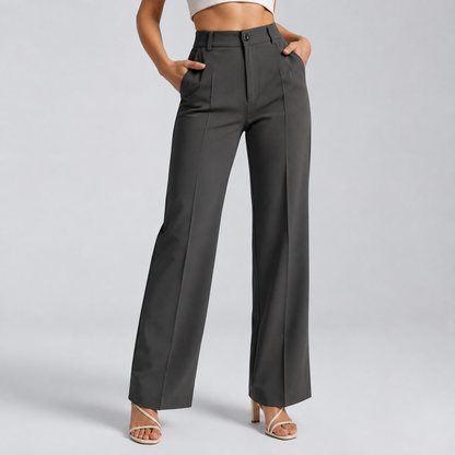 Dunkelgraue Hose mit hohem Bund, beide Hände in den Taschen, Frontansicht am Model 10