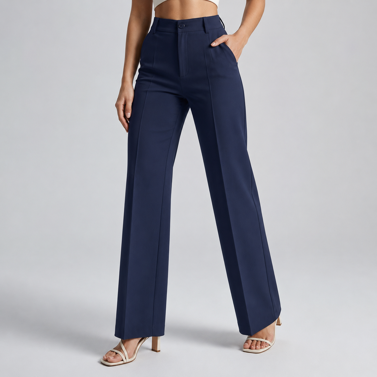 Marineblaue Hose mit hohem Bund und Bügelfalten, Frontansicht am Model mit Absatzsandalen 11