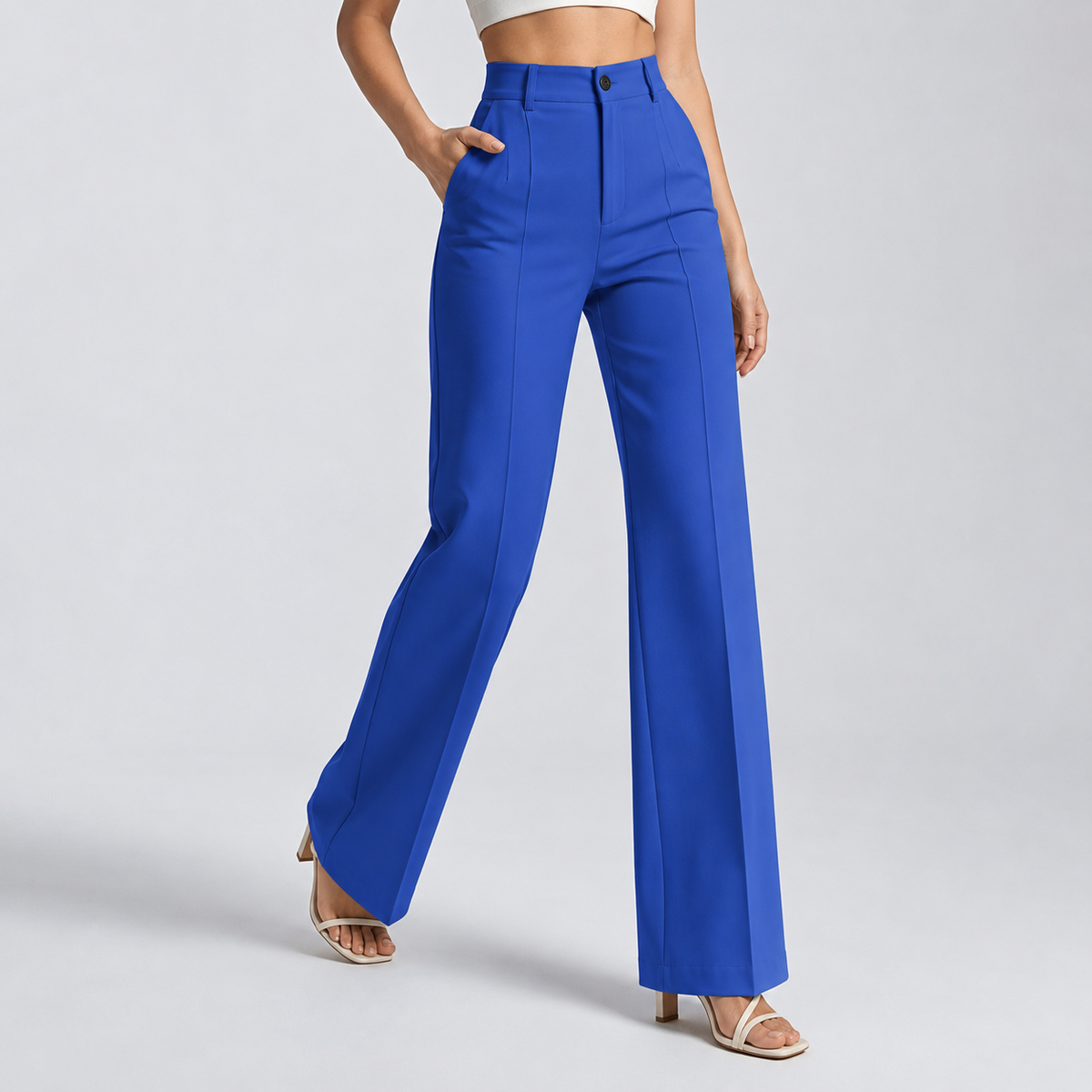 Königsblaue Hose mit hohem Bund und Bügelfalten, am Model leicht schreitend, Frontansicht 15