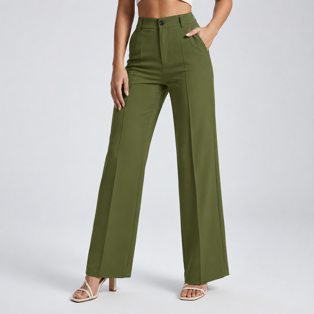 Olivgrüne Hose mit hohem Bund und geradem Bein, Hand in der Tasche, Frontansicht am Model 20