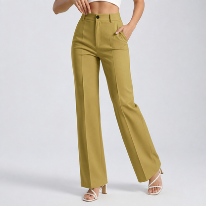 Hose in senfgelb mit Bügelfalte, getragen mit weißem Crop-Top und hellen Sandaletten, Hand in der Tasche 21