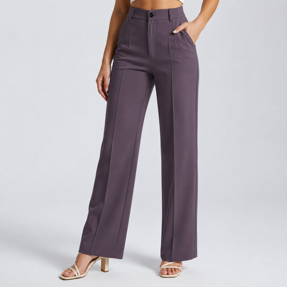 Hose in gedecktem Violettgrau mit Bügelfalten und Knopfverschluss, am Model mit hellen Riemchensandaletten 22