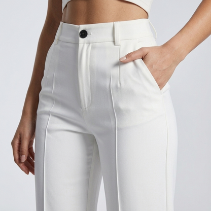 Nahaufnahme von Bund, Knopfverschluss, Bundfalte und Seitentasche der weißen Hose am Model 6