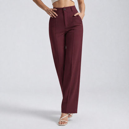 Weinrote Hose mit Bügelfalte und hohem Bund, Frontansicht am Model mit Händen an Hüfte und Tasche 9