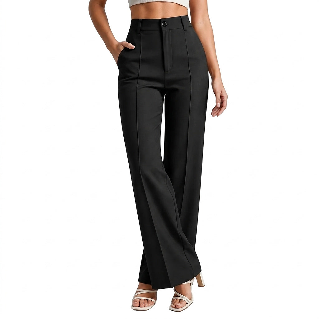 Schwarze Hose mit Bundfalten, an einer Frau mit Crop-Top und hellen Sandaletten, Frontansicht 1