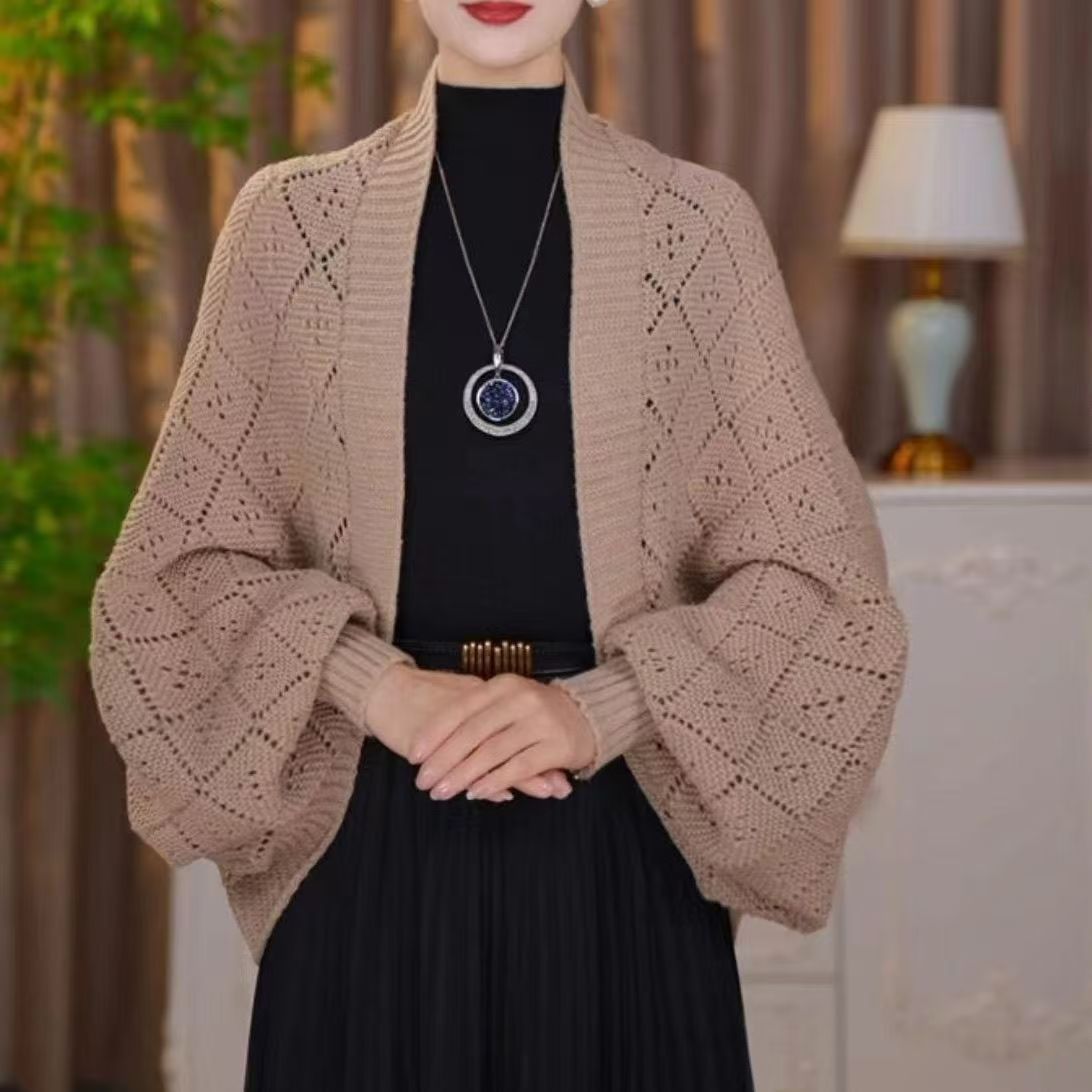 Beige-braune Strickjacke mit Rauten-Lochmuster und Rippenbündchen, getragen von einer Frau mit Kette 5