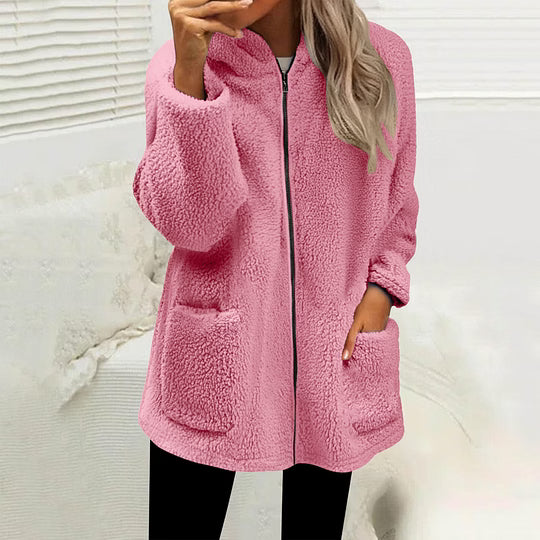 Frau trägt die Fleecejacke in Rosa mit Reißverschluss und flauschiger Teddy-Struktur, Frontansicht 5