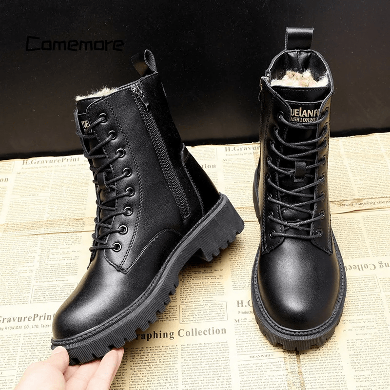 Schwarze Leder-Winterstiefel mit Fellfutter, robuste Sohle, Damenmode, warm, stylisch.