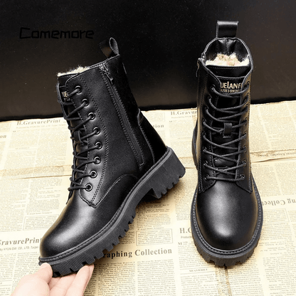 Schwarze Leder-Winterstiefel mit Fellfutter, robuste Sohle, Damenmode, warm, stylisch.