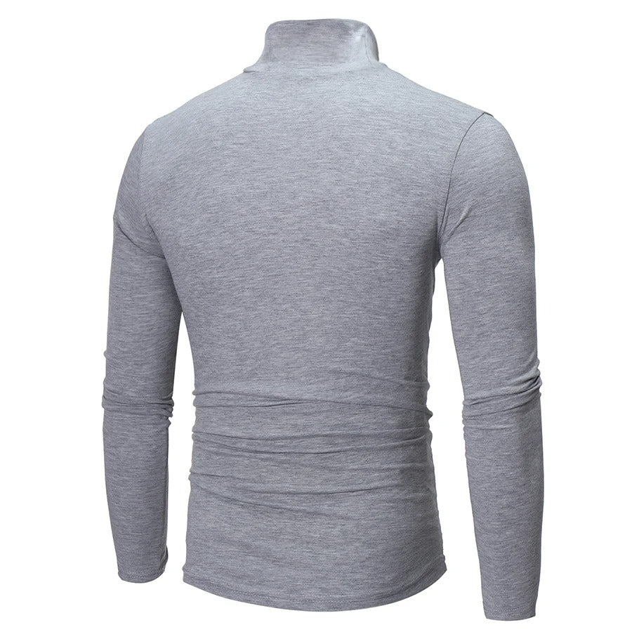 Hellgraues Shirt mit hohem Kragen von hinten, Rückenpartie und Schulternaht sichtbar 9