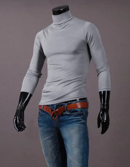 Hellgraues Shirt mit hohem Kragen an Schaufensterpuppe, kombiniert mit Jeans und braunem Gürtel 12