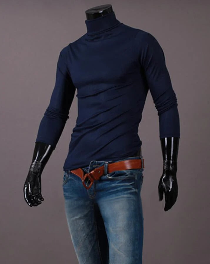 Marineblaues Shirt mit hohem Kragen an Schaufensterpuppe, kombiniert mit Jeans und braunem Gürtel 13