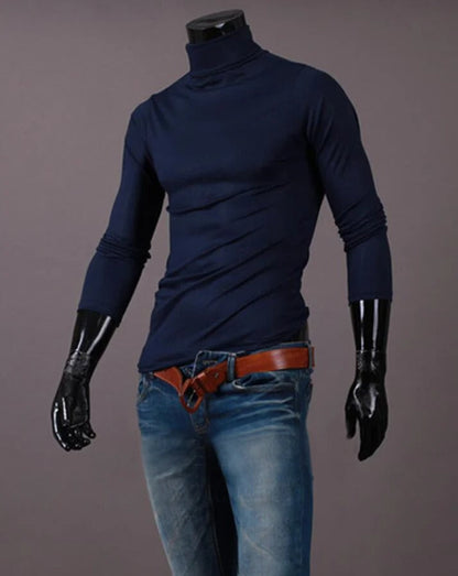 Marineblaues Shirt mit hohem Kragen an Schaufensterpuppe, kombiniert mit Jeans und braunem Gürtel 13