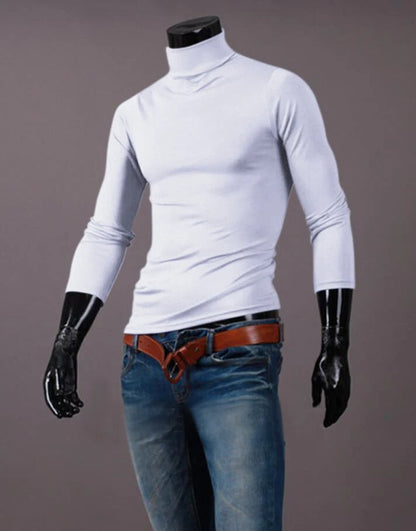 Weißes Shirt mit hohem Kragen an Schaufensterpuppe, kombiniert mit Jeans und braunem Gürtel 11
