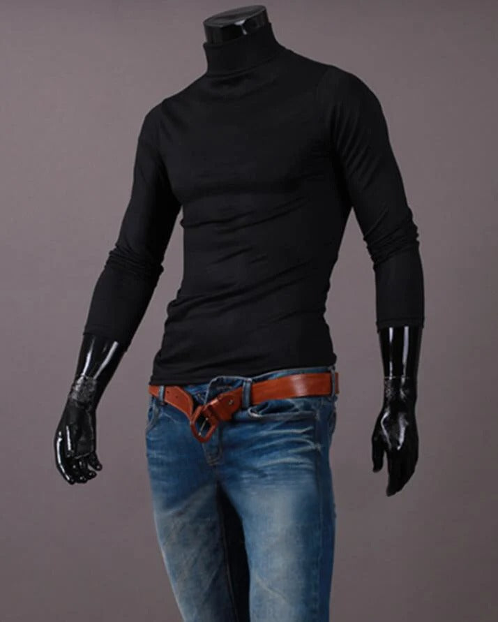Schwarzes Shirt mit hohem Kragen an Schaufensterpuppe, kombiniert mit Jeans und braunem Gürtel 10