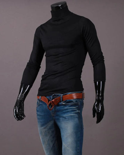 Schwarzes Shirt mit hohem Kragen an Schaufensterpuppe, kombiniert mit Jeans und braunem Gürtel 10