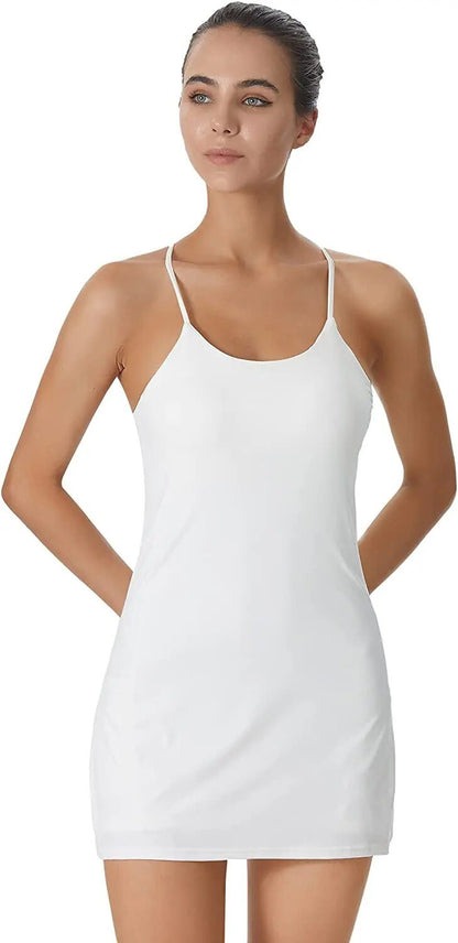 Aktives Sportkleid mit integrierten Shorts und Taschen – Liana