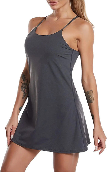 Aktives Sportkleid mit integrierten Shorts und Taschen – Liana
