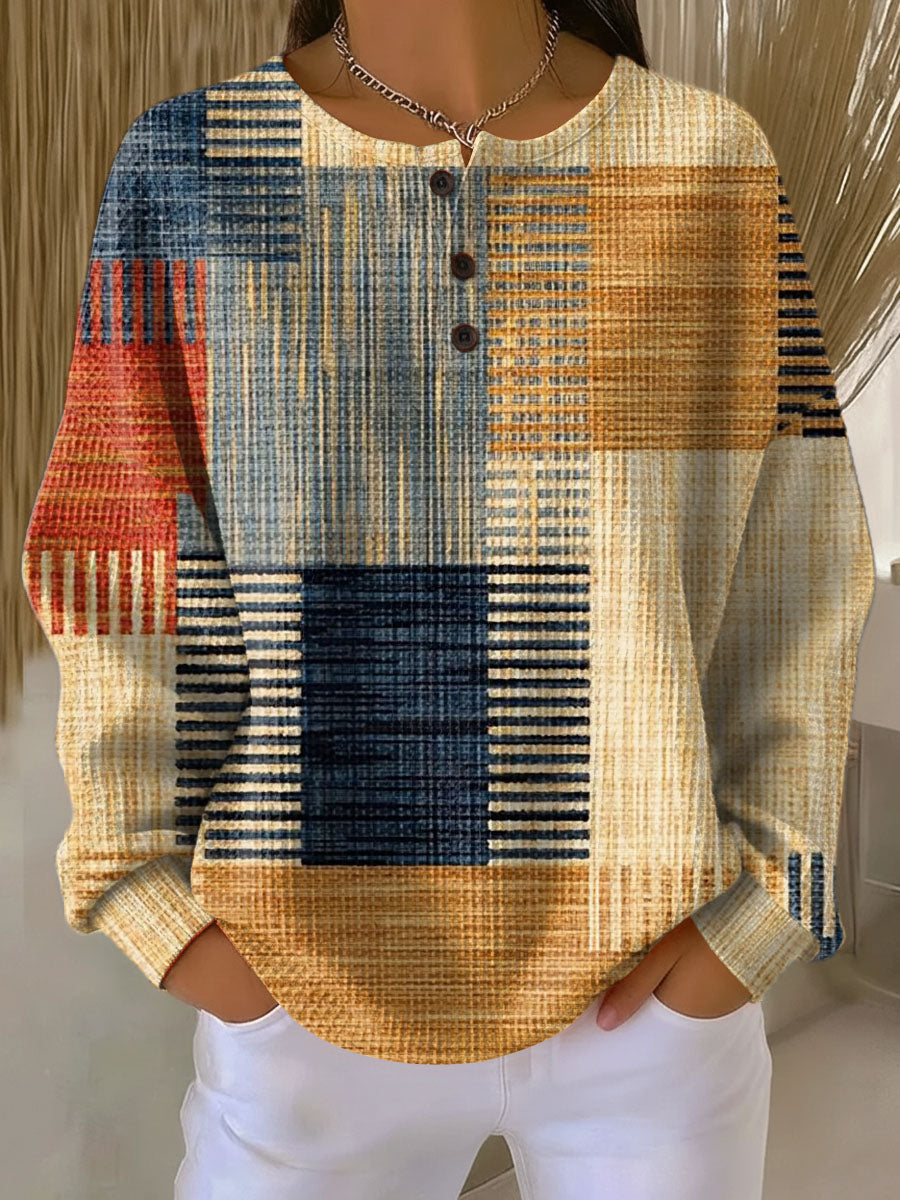 Pullover mit Knopfleiste, getragen, mit erdfarbenem Blockmuster aus Blau, Orange, Rot und Beige in Streifenoptik. 3