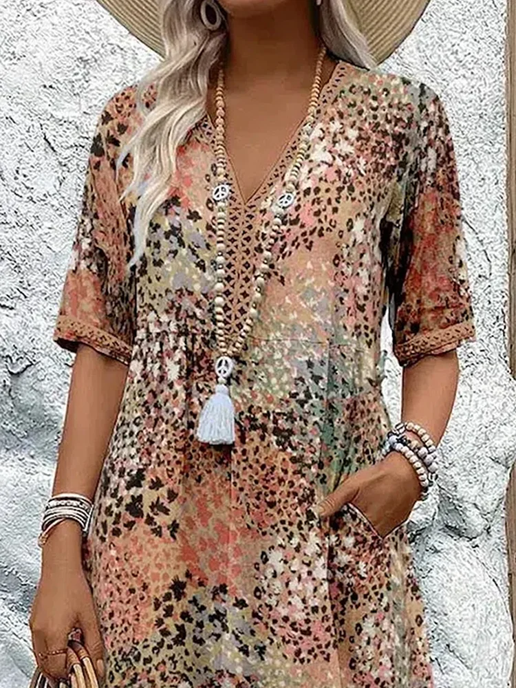 Schickes Midi-Kleid in Erdtönen mit V-Ausschnitt, Spitzenborte und Halbarm, Detail