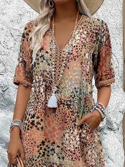 Schickes Midi-Kleid in Erdtönen mit V-Ausschnitt, Spitzenborte und Halbarm, Detail