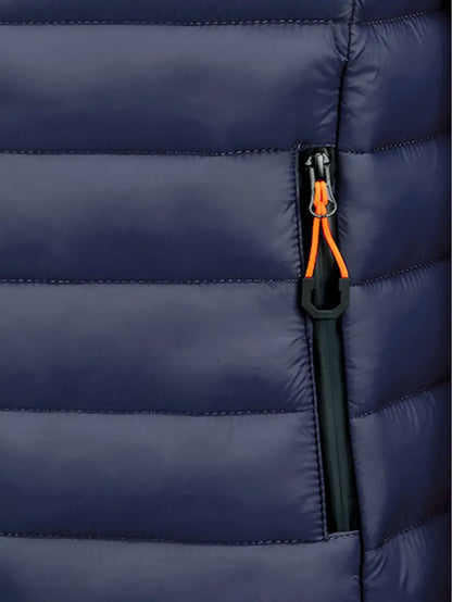 Dunkelblaue Daunenjacke mit Reißverschluss, gesteppte Optik, Outdoor-Bekleidung.