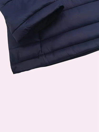 Dunkelblaue Daunenjacke, warm, gesteppt, Wintermode, isoliert, modisch, Oberbekleidung.