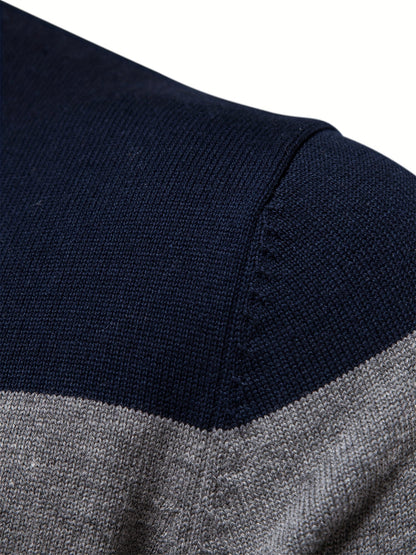 Dunkelblauer und grauer Strickpullover, Baumwolle, Nahaufnahme, modisch, Herrenbekleidung.