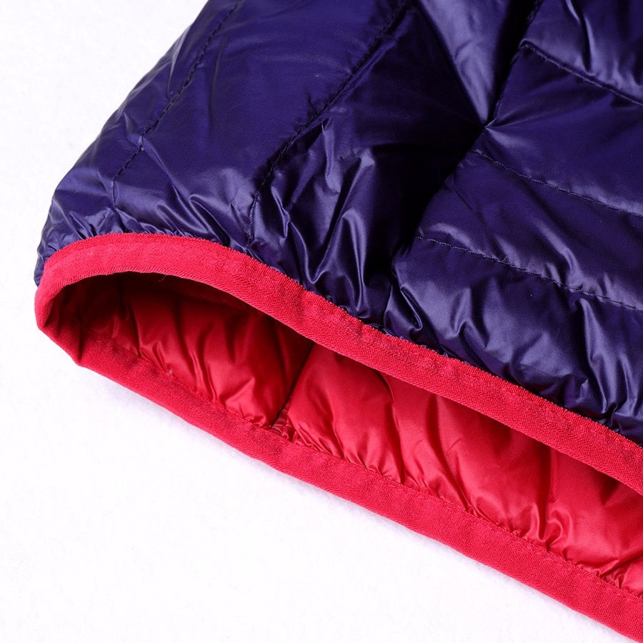 Dunkelblaue Steppjacke mit rotem Futter, Wintermode, warme Oberbekleidung, Polyester.
