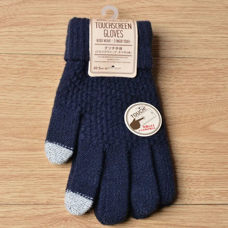 Dunkelblaue Touchscreen-Handschuhe aus Wolle mit grauen Fingerspitzen auf Holzhintergrund.