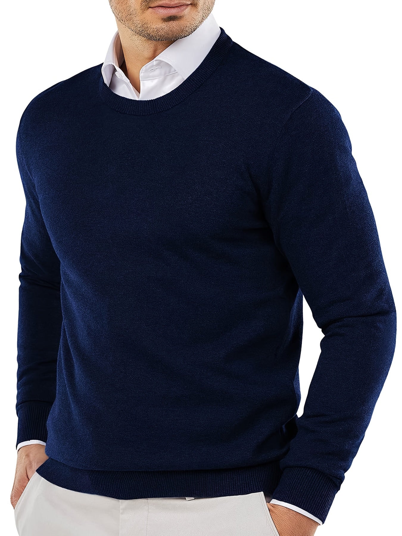Dunkelblauer Herrenpullover aus Baumwolle, klassischer Rundhalsausschnitt, elegantes Design.