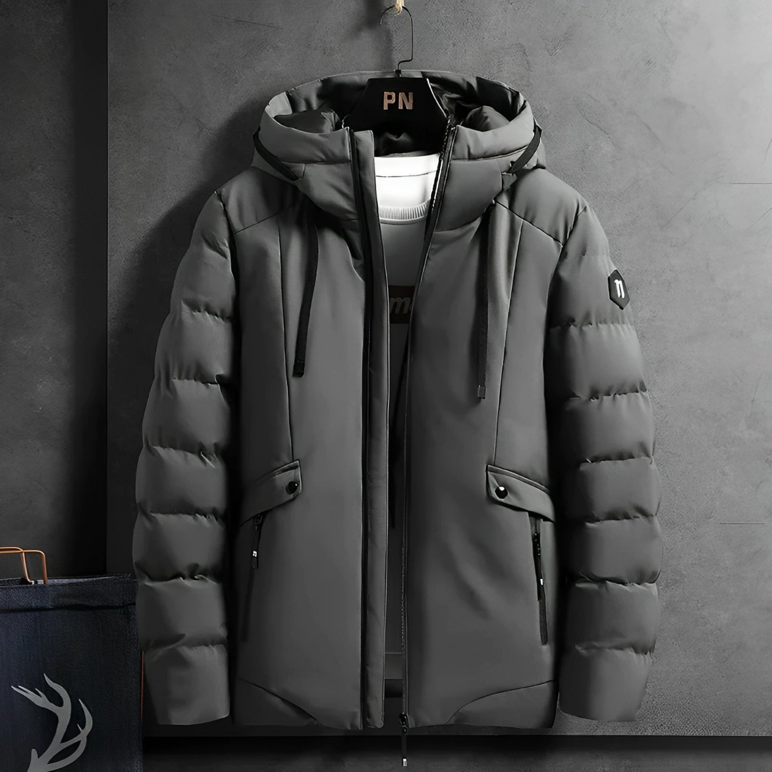 Graue Herren-Winterjacke mit Kapuze, warm gefüttert, ideal für kalte Temperaturen.