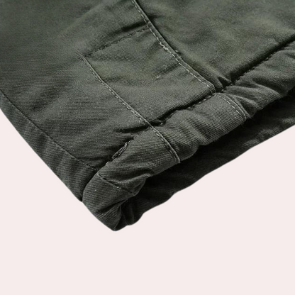 Dunkelgrüne Baumwollhose, Nahaufnahme, strapazierfähiger Stoff, modische Herrenbekleidung.